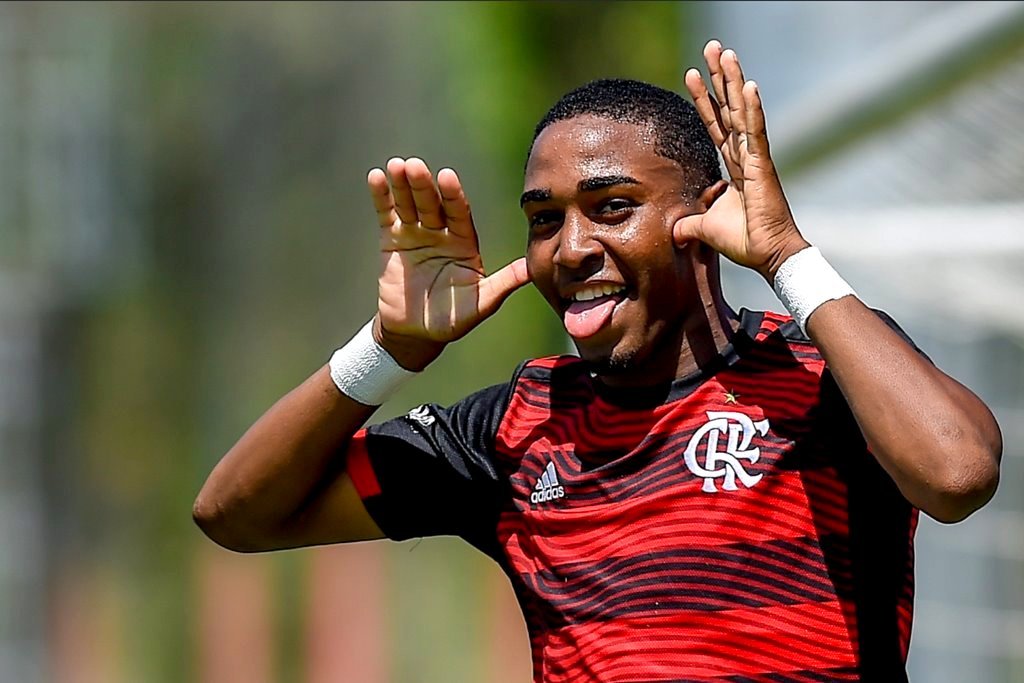 包含瓦伦西亚迎法国杯关键赛，国际比赛日完成体检，态度坚定，球探报告显示潜力的词条