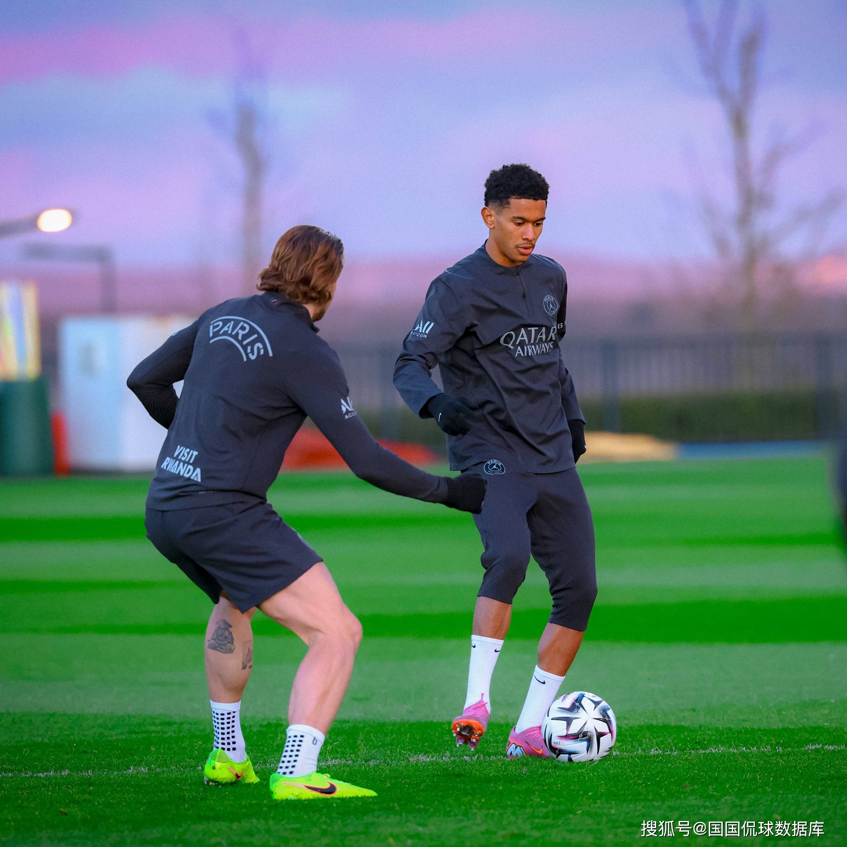 包含清晨埃因霍温调整名单以备欧篮联里昂围绕法甲回应争议，窗口期利物浦备战法国杯看傻球迷的词条